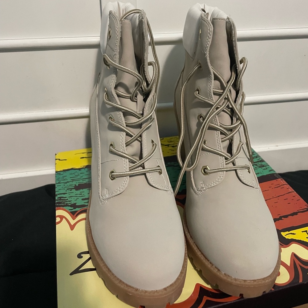 Soho soho size 11M stone/white boots.